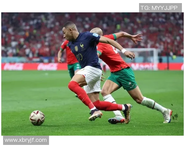 从绿茵场到传奇殿堂：足球球星的荣耀与风采