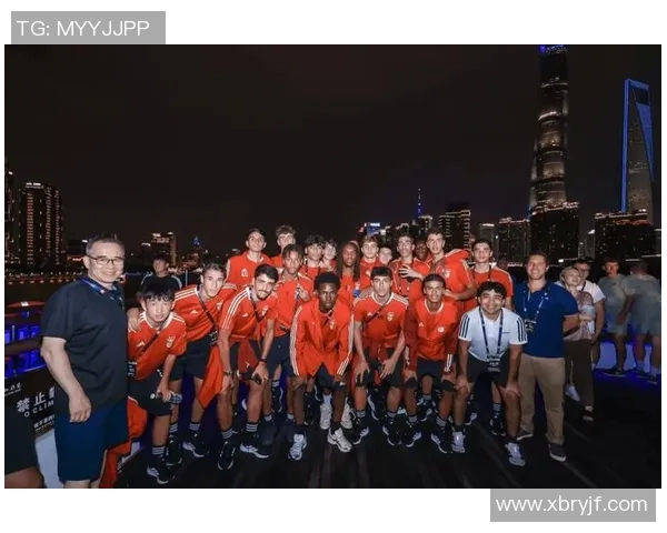 全球足球巨星齐聚一堂 豪华合照展现绿茵场上的辉煌瞬间